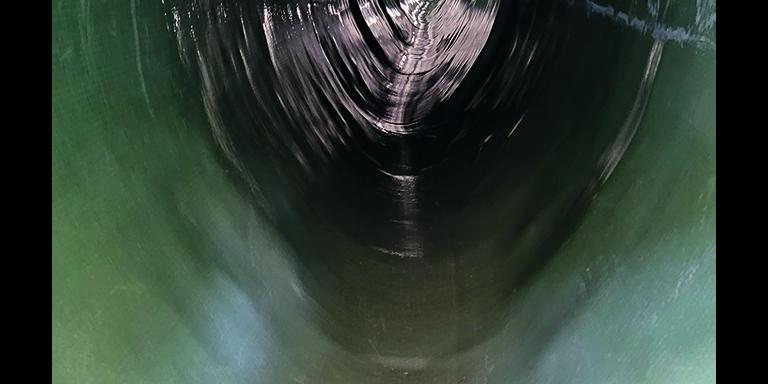 nterno di una condotta fognaria completamente riqualificata con guaina polimerica, risultato di un intervento no-dig di relining
