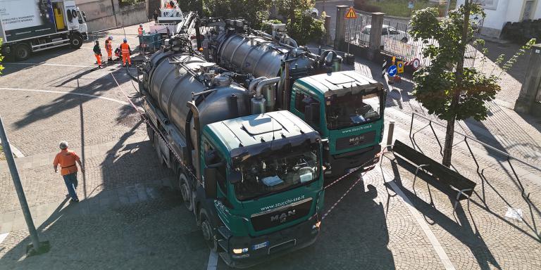 Camion attrezzato con serbatoi per la gestione e il trasporto dei materiali durante le operazioni di riqualificazione fognaria.