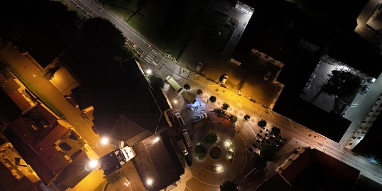 Panoramica notturna dall’alto di una città, che mostra l’ambiente urbano in cui si inseriscono gli interventi infrastrutturali sotterranei.