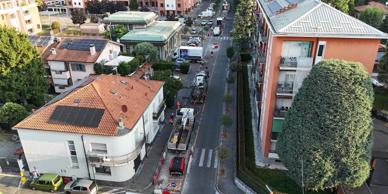 Vista aerea di strada con mezzi e attrezzature In.Te.Co. per intervento di relining delle condotte