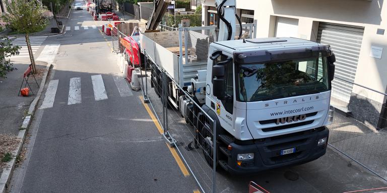 Camion Iveco bianco con logo In.Te.Co. e attrezzature tecniche per relining condotte