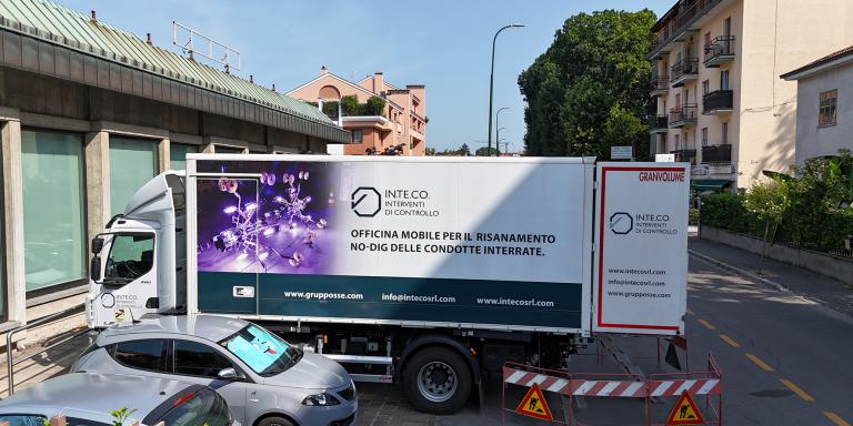Furgone bianco In.Te.Co. con grafica aziendale “Officina Mobile per il Risanamento No-Dig delle Condotte Interrate”