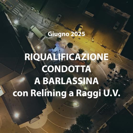 Vista aerea notturna di una città, con l’infrastruttura urbana illuminata che evidenzia l’estensione del reticolo stradale e dei servizi sottostanti, con scritta “Giugno 2025. Riqualificazione condotta a Barlassina con relining a raggi U.V.”